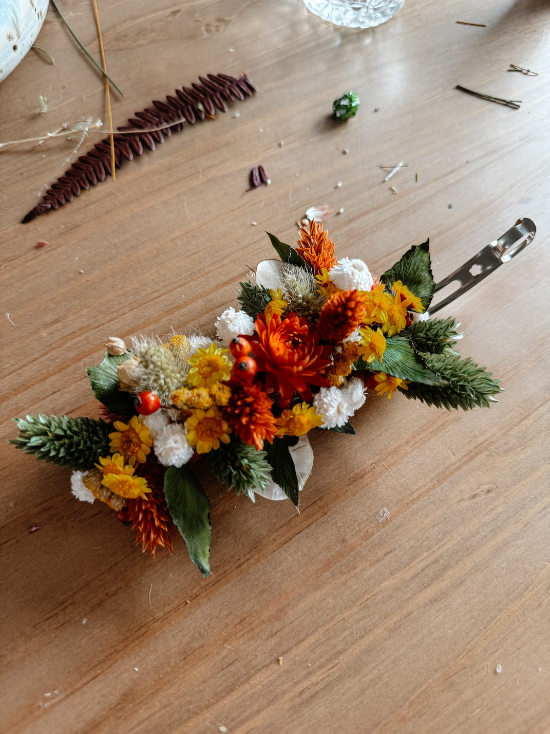 Workshop - Bloemen in je Lokken – DIY haarspeld met droogbloemen - Foto